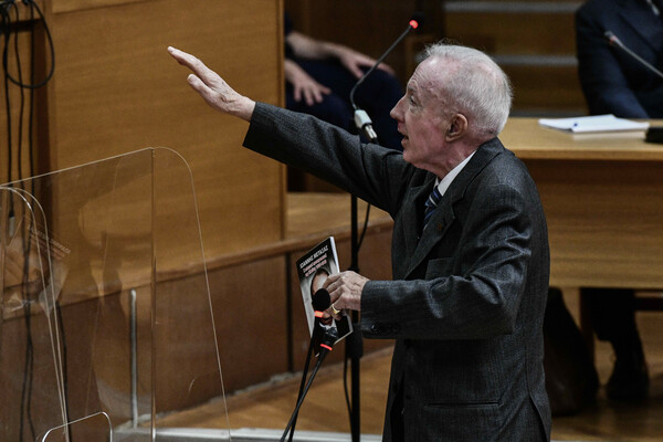Ο Πλεύρης χαιρετά ναζιστικά