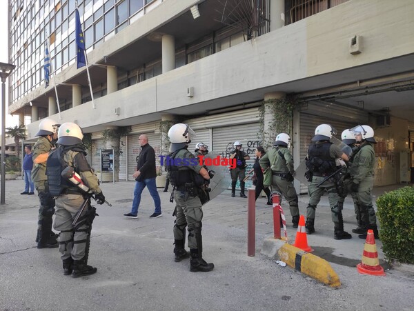 Θεσσαλονίκη: Κινητοποίηση και επεισόδια στο ΑΠΘ μετά την πτώση φοιτητή από τον 3ο όροφο