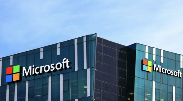 Η Microsoft απέλυσε «σχεδόν 1.000» εργαζόμενους