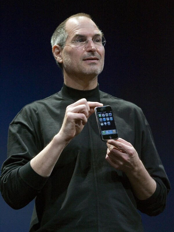 Ο Στιβ Τζομπς με το πρώτο iPhone