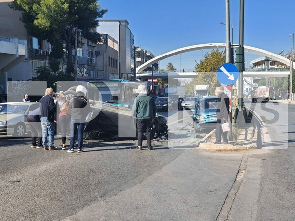 Σοβαρό τροχαίο στη Μεσογείων: Ανατράπηκε αυτοκίνητο - Ένας εγκλωβισμενος, κλειστή η άνοδος