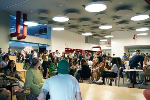 Περάσαμε την Customer Service Week στα γραφεία του efood και καταγράψαμε όσα συνέβησαν στην εταιρεία