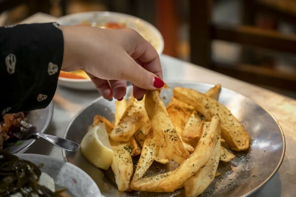 Καφενείο Καστέλλο: Ένα καρπάθικο στέκι που μετρά σαράντα χρόνια στο κέντρο της Αθήνας