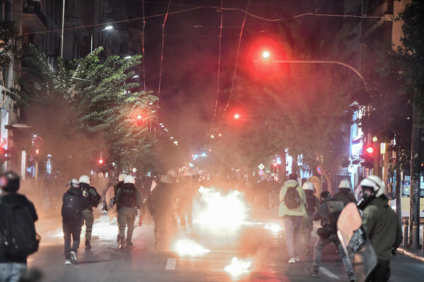 Επεισόδια στο κέντρο της Αθήνας: Χημικά και μολότοφ στην πορεία για την υπόθεση βιασμού στο ΑΤ Ομονοίας