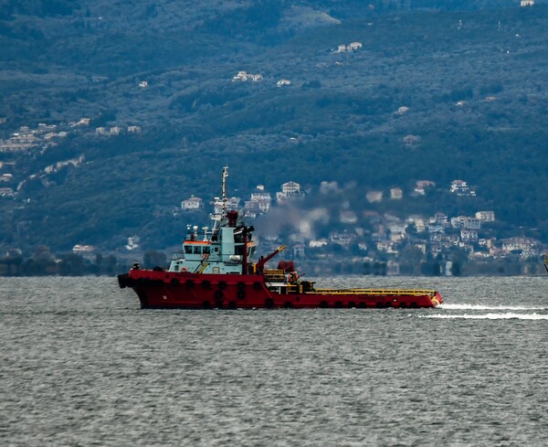 Ερωτήματα για τη βύθιση του ρυμουλκού στο λιμάνι της Πάτμου: «Το καράβι το παρέσυρε και το βύθισε»