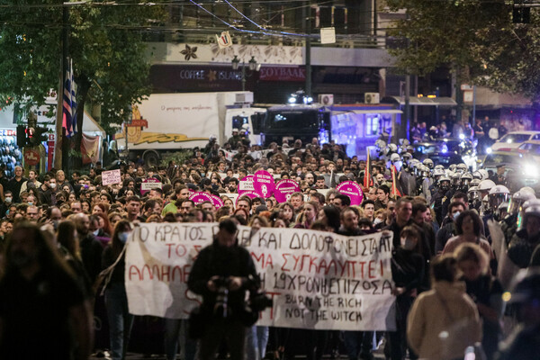 Μαζική πορεία στο κέντρο της Αθήνας για το βιασμό στο ΑΤ Ομόνοιας - Ένταση με αστυνομικές δυνάμεις