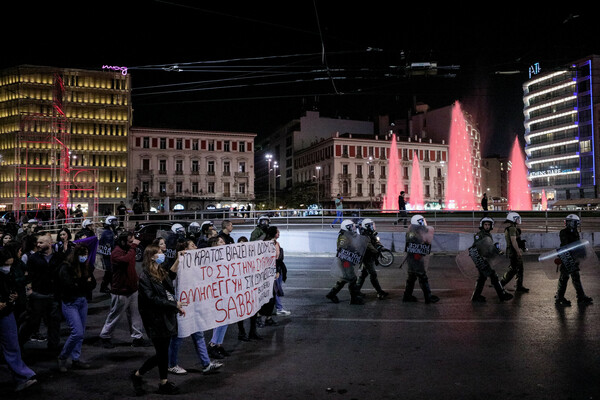Μαζική πορεία στο κέντρο της Αθήνας για το βιασμό στο ΑΤ Ομόνοιας - Ένταση με αστυνομικές δυνάμεις