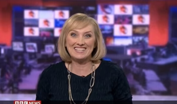 Παρουσιάστρια του BBC, χαμογελαστή