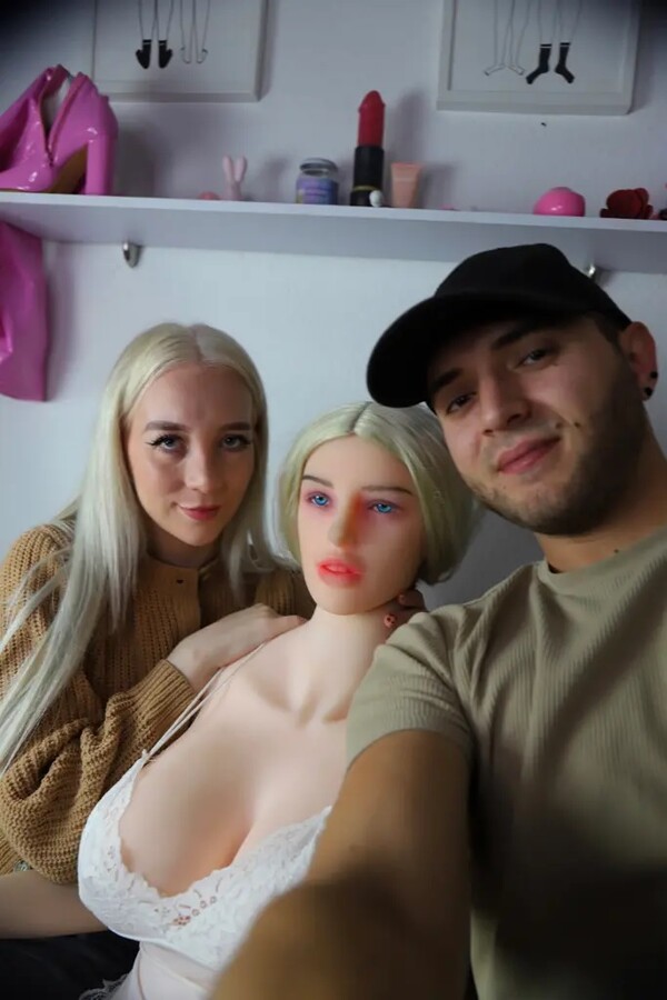 Ξόδεψε 11.000$ για να μοιάζει στη sex doll του συντρόφου της- και κάνουν όλοι παρέα