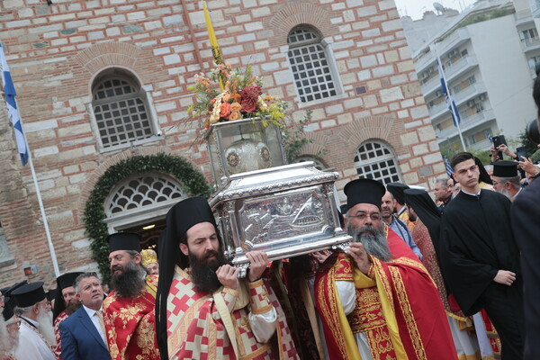 Θεσσαλονίκη: Πλήθος κόσμου στην λιτανεία των εικόνων του Αγίου Δημητρίου και της Παναγίας Γεροντίσσης