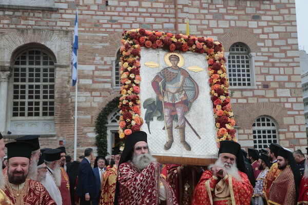 Θεσσαλονίκη: Πλήθος κόσμου στην λιτανεία των εικόνων του Αγίου Δημητρίου και της Παναγίας Γεροντίσσης