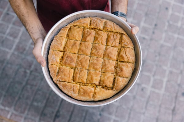 Στη νέα Ιωνία για τρίγωνες πίτες, διπλοκαβουρντισμένα στραγάλια, πεϊνιρλί με κιμά και προϊόντα από τον Πόντο 