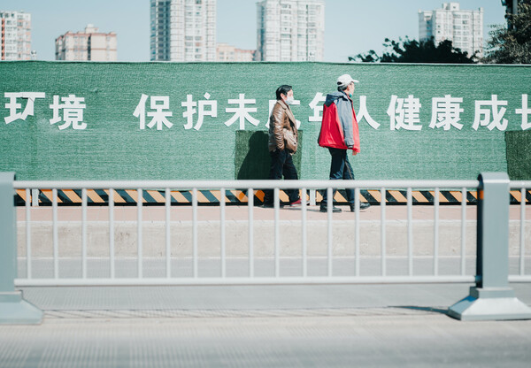 Κόσμος με μάσκα σε κινεζική πόλη