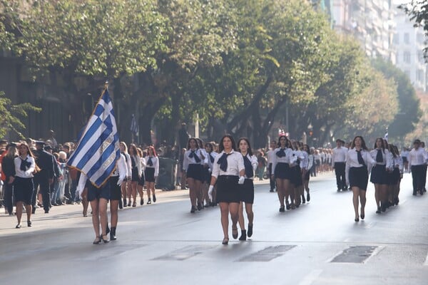 28η Οκτωβρίου: Η μαθητική παρέλαση της Θεσσαλονίκης σε εικόνες