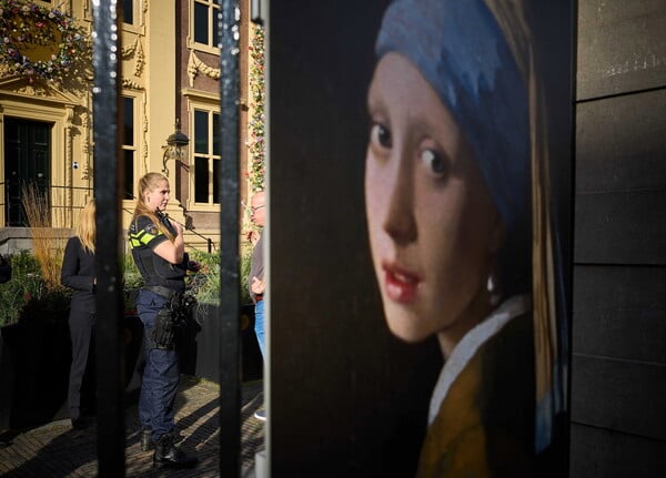 Ακτιβιστές επιτέθηκαν στον πίνακα «Το κορίτσι με το μαργαριταρένιο σκουλαρίκι» του Βερμέερ