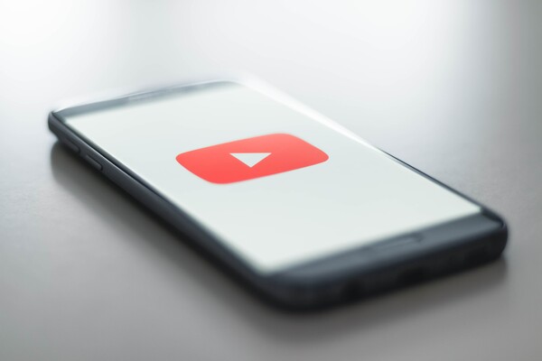 Το YouTube άλλαξε: Νέες λειτουργίες στα κινητά- Τι είναι το κόλπο «pinch to zoom»