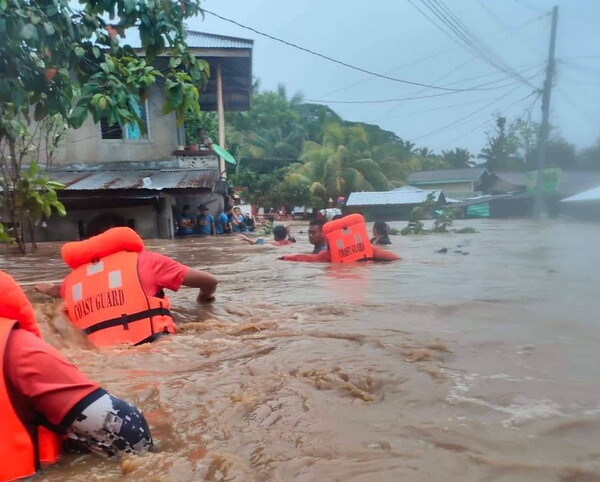 Φιλιππίνες: Τουλάχιστον 67 νεκροί από πλημμύρες και κατολισθήσεις