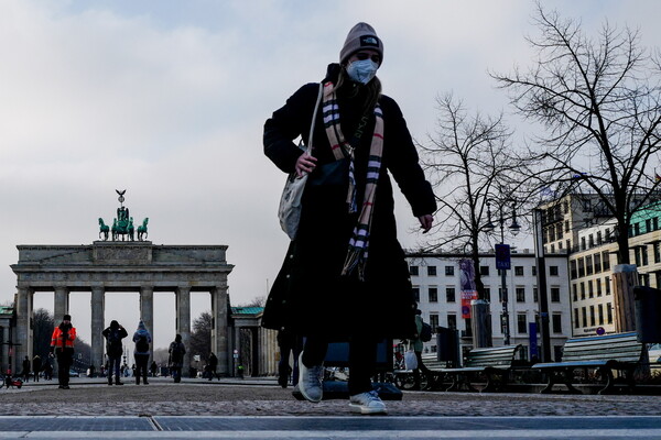 Γυναίκα με μάσκα στο Βερολίνο