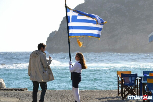 28η Οκτωβρίου: Παρέλασε μόνη της η μοναδική μαθήτρια στον Απόλλωνα της Νάξου