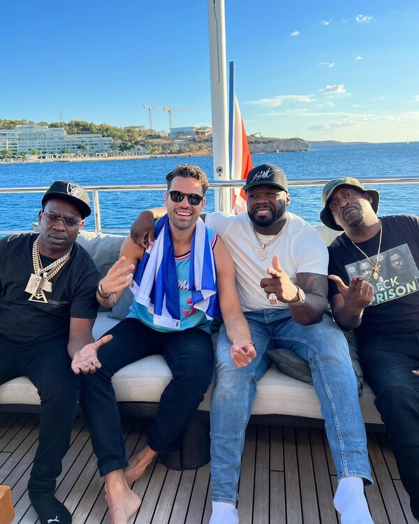 Κωνσταντίνος Αργυρός και 50 Cent ποζάρουν σε πολυτελές γιοτ πριν τη συναυλία τους στο ΟΑΚΑ