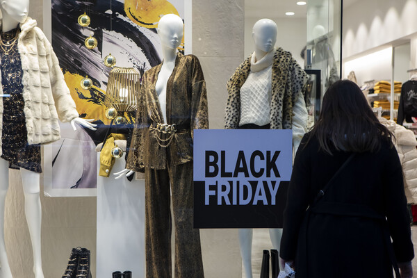 Διαφορετική η φετινή Black Friday: Κυνηγοί προσφορών οι Έλληνες καταναλωτές- Τι σκοπεύουν να αγοράσουν