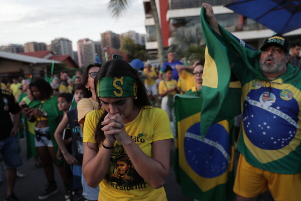 Βραζιλία: Δάκρυα χαράς στο στρατόπεδο Λούλα, οι προσευχές των υποστηρικτών Μπολσονάρου για ένα «θαύμα»