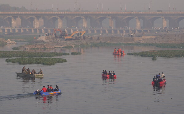 Πάνω από 130 νεκροί από κατάρρευση κρεμαστής γέφυρας στην Ινδία