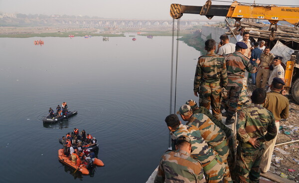 Πάνω από 130 νεκροί από κατάρρευση κρεμαστής γέφυρας στην Ινδία