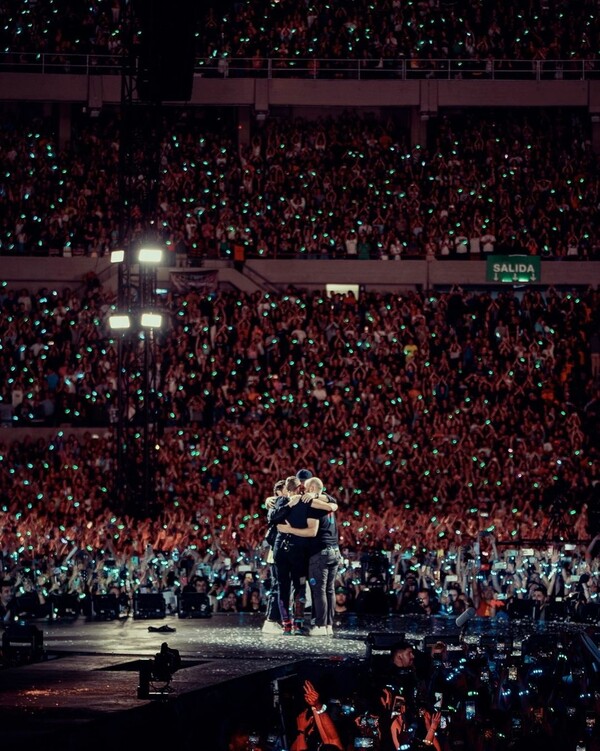 Οι Coldplay «τραγουδούν» στην περιοδεία τους τον «ύμνο» της ιρανικής εξέγερσης - «Για όσους μάχονται για την ελευθερία»