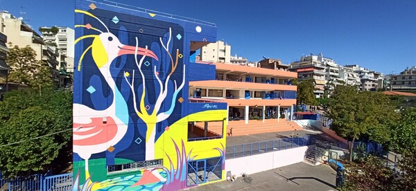 O streetartist Bilos στην Αθήνα, για το πρόγραμμα δημόσιων τοιχογραφιών "From The Roots To The Sky / 2022"