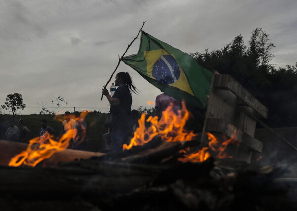 Βραζιλία: Διατηρεί τη σιωπή του ο Μπολσονάρου, οι υποστηρικτές του στήνουν οδοφράγματα