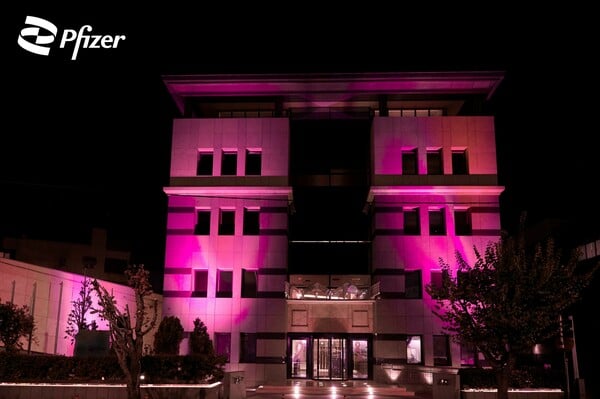 H Pfizer Hellas φωταγώγησε ροζ το κτίριό της για την Παγκόσμια Ημέρα κατά του Καρκίνου του Μαστού