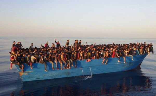 Βάρκα με μετανάστες