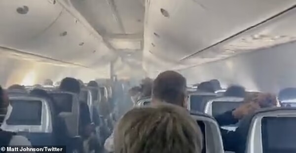 Πανικός σε πτήση: Καμπίνα και πιλοτήριο γέμισαν καπνούς- Επιβάτες κλαίνε και ουρλιάζουν