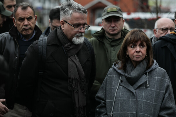 Στις βομβαρδισμένες πόλεις της Ουκρανίας η ΠτΔ- Επισκέφθηκε ομαδικό τάφο Ουκρανών αμάχων στη Μπούτσα