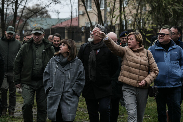 Στις βομβαρδισμένες πόλεις της Ουκρανίας η ΠτΔ- Επισκέφθηκε ομαδικό τάφο Ουκρανών αμάχων στη Μπούτσα