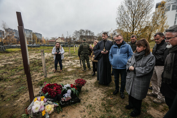 Στις βομβαρδισμένες πόλεις της Ουκρανίας η ΠτΔ- Επισκέφθηκε ομαδικό τάφο Ουκρανών αμάχων στη Μπούτσα