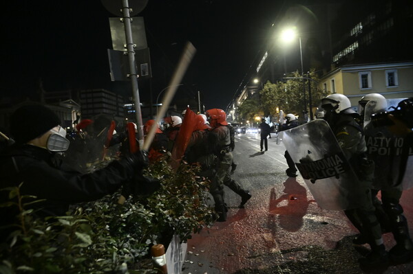 Επεισόδια στα Προπύλαια - Στη διαδήλωση ενάντια στην κρατική καταστολή 