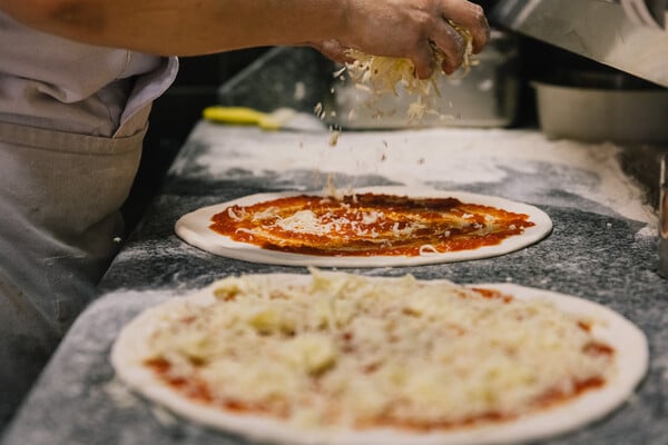 Nonna Edda &  Just Pizza:  Δύο από τις πιο οικονομικές πίτσες της Αθήνας είναι και από τις νόστιμες που έχει