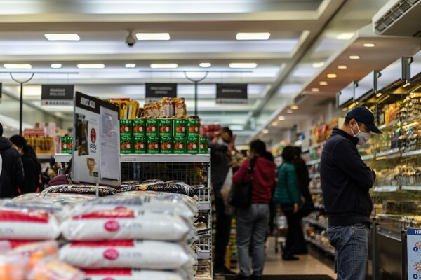 Καλάθι του νοικοκυριού: «Σούπερ μάρκετ παραπλανούν τους καταναλωτές»- Ποια τρικ χρησιμοποιούν