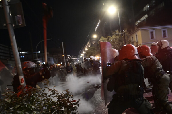 Επεισόδια μεταξύ των διαδηλωτών και ΜΑΤ