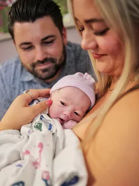 ΗΠΑ: 56χρονη γιαγιά γέννησε το μωρό του γιου και της νύφης της - «Ευγνωμοσύνη και λύπη για τον αποχωρισμό»