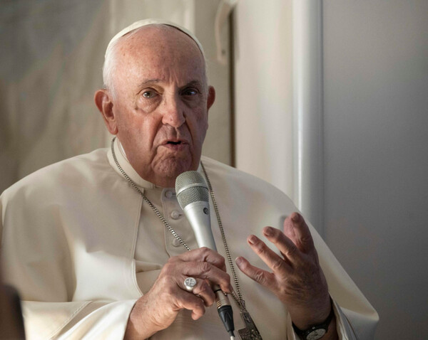 Ο Πάπας Φραγκίσκος μιλά στο μικρόφωνο