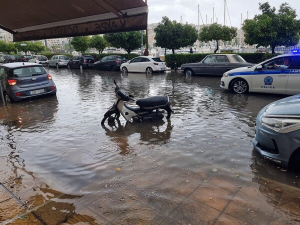 Η κακοκαιρία Eva σάρωσε τον Πειραιά -Ποτάμια οι δρόμοι από την ισχυρή καταιγίδα