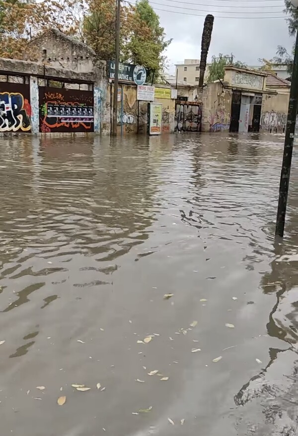 Η κακοκαιρία Eva σάρωσε τον Πειραιά -Ποτάμια οι δρόμοι από την ισχυρή καταιγίδα