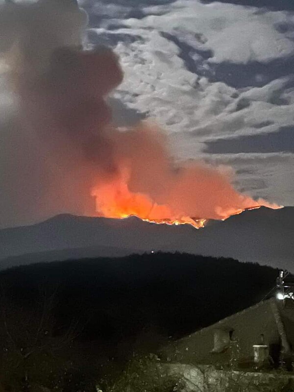 Για 17η μέρα καίει η μεγάλη φωτιά στο Παπίκιο Όρος - «Έρπουσα πυρκαγιά σε δυσπρόσιτη περιοχή»