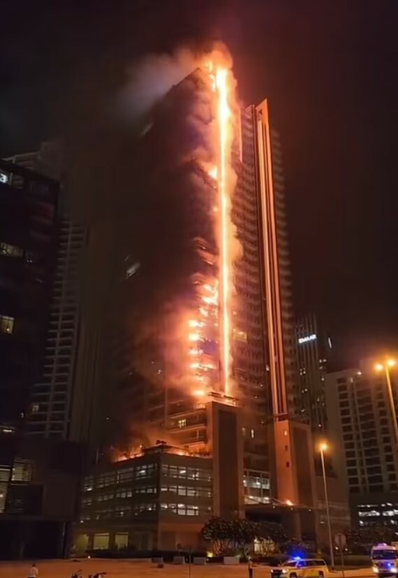 Ντουμπάι: Φωτιά σε ουρανοξύστη κοντά στο Burj Khalifa - Βίντεο με τις φλόγες μέσα στη νύχτα