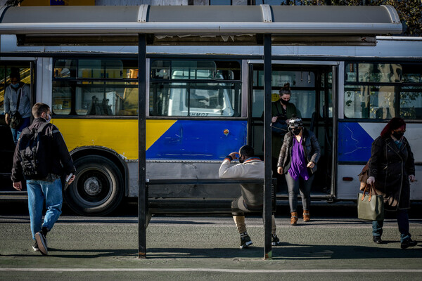 Κόσμος σε στάση λεωφορείου