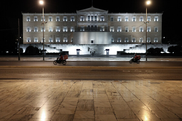 Θανατηφόρο τροχαίο μπροστά στη Βουλή- Σκοτώθηκε 25χρονος με μηχανή