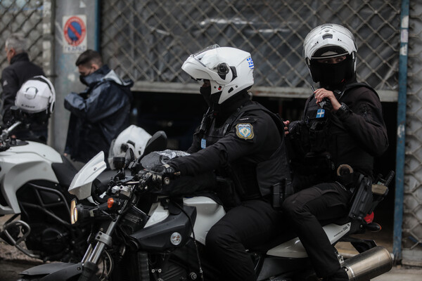 Συνελήφθησαν δύο μέλη συμμορίας που διέπραττε ένοπλες ληστείες στην Αθήνα